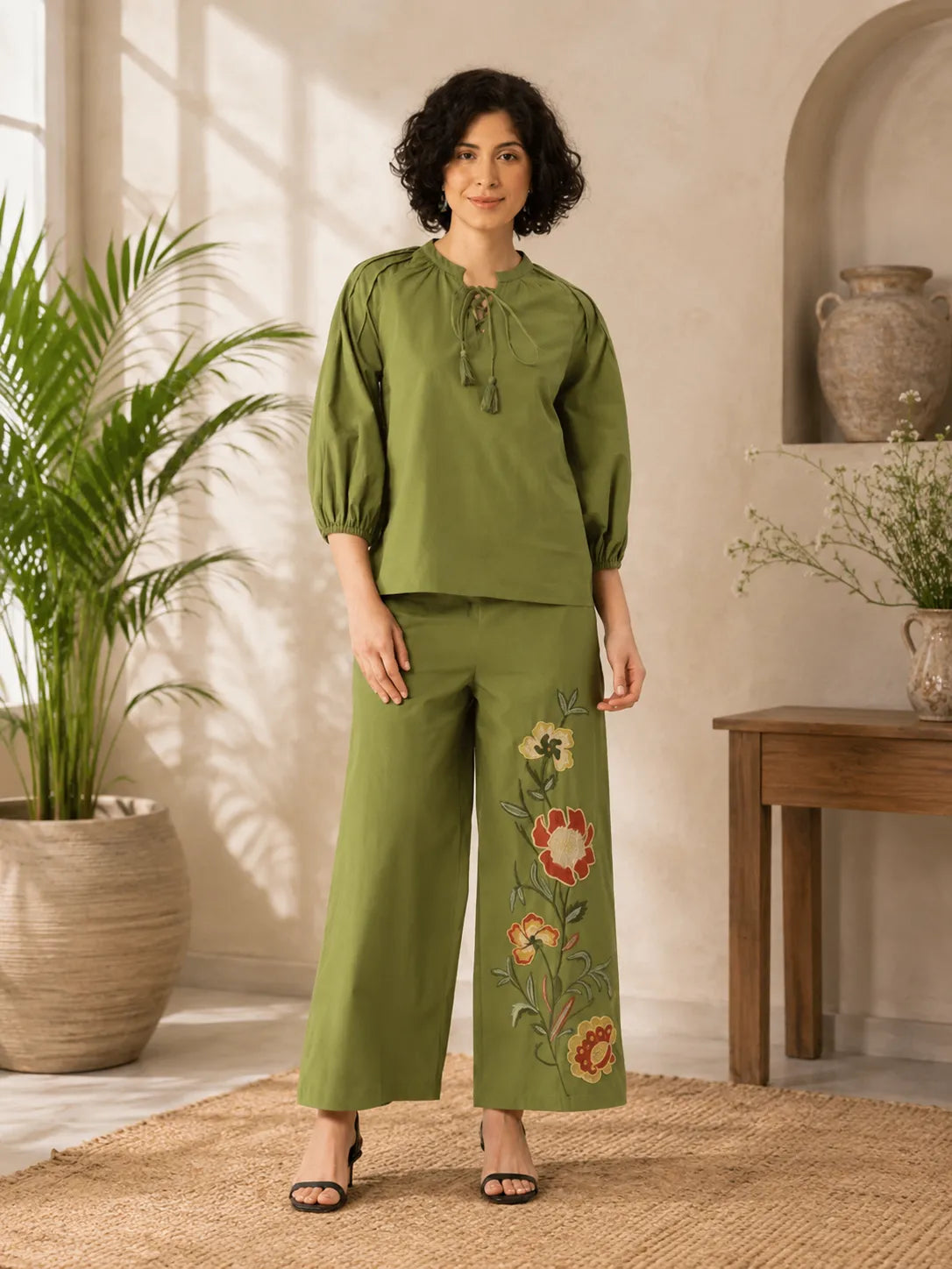 Women’s Beige Floral Embroidered Kurta Pant Set