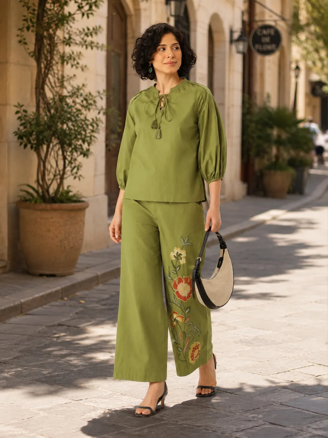 Women’s Beige Floral Embroidered Kurta Pant Set
